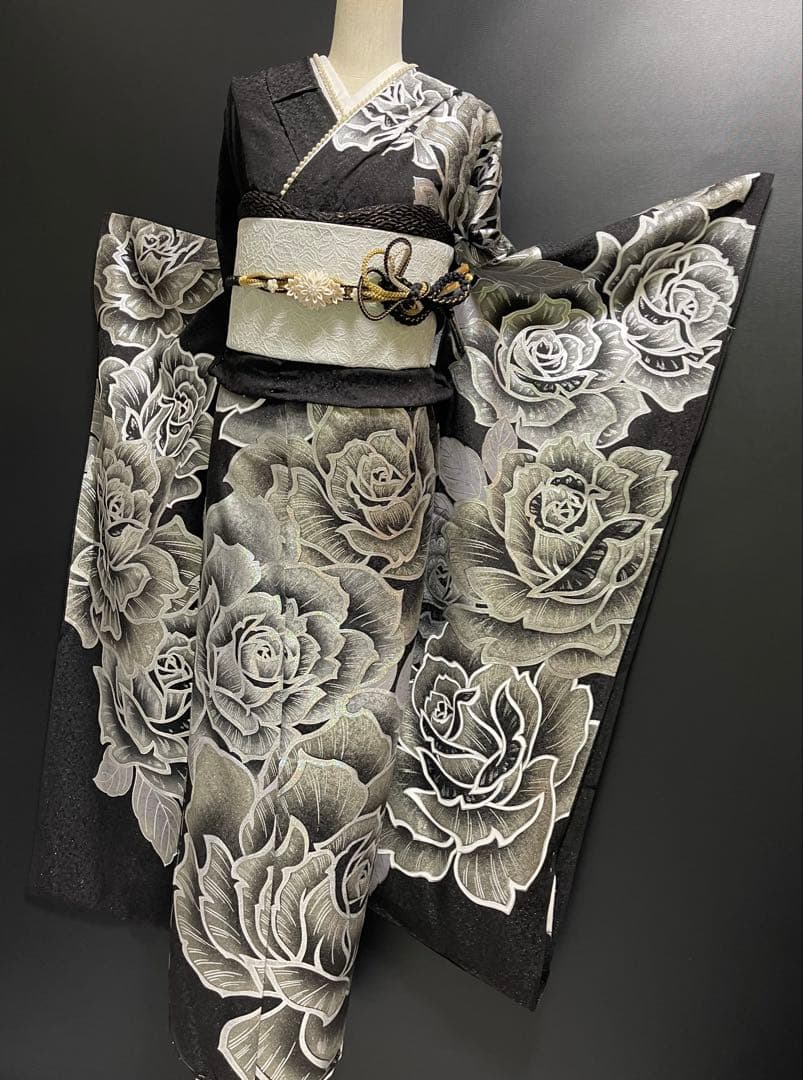豪華絢爛金彩振袖【振袖・訪問着に◆薔薇】薔薇 黒 銀 白