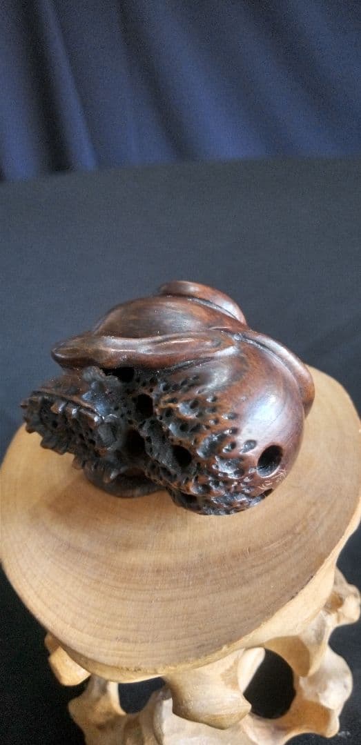 根付け木製 、提げ物、頭蓋骨 ヘビ 彫刻 約3,5cm、作家名あり