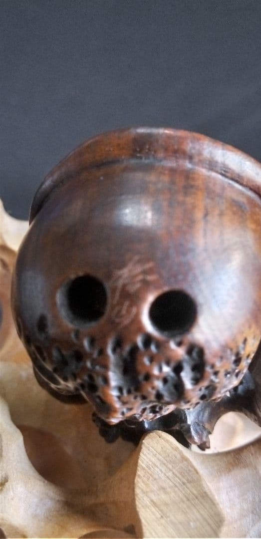 根付け木製 、提げ物、頭蓋骨 ヘビ 彫刻 約3,5cm、作家名あり
