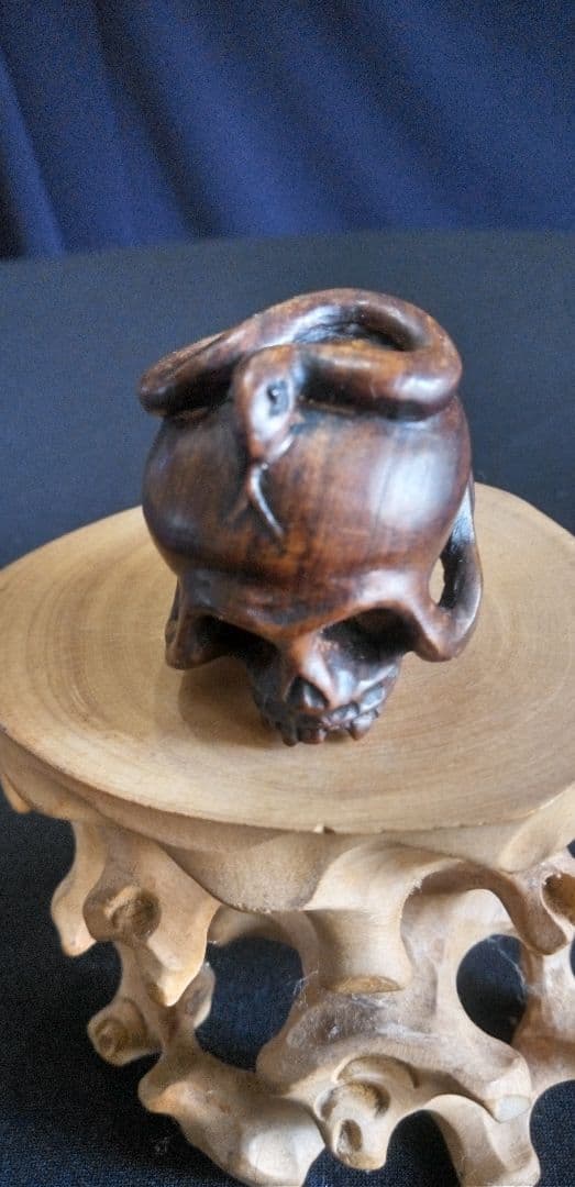 根付け木製 、提げ物、頭蓋骨 ヘビ 彫刻 約3,5cm、作家名あり