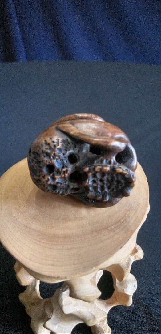 根付け木製 、提げ物、頭蓋骨 ヘビ 彫刻 約3,5cm、作家名あり