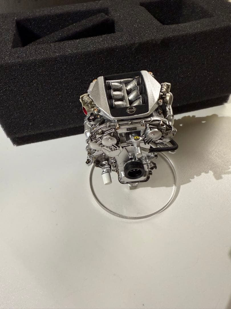 イグニッションモデル1/18 リバティーウォークR35エンジン付き