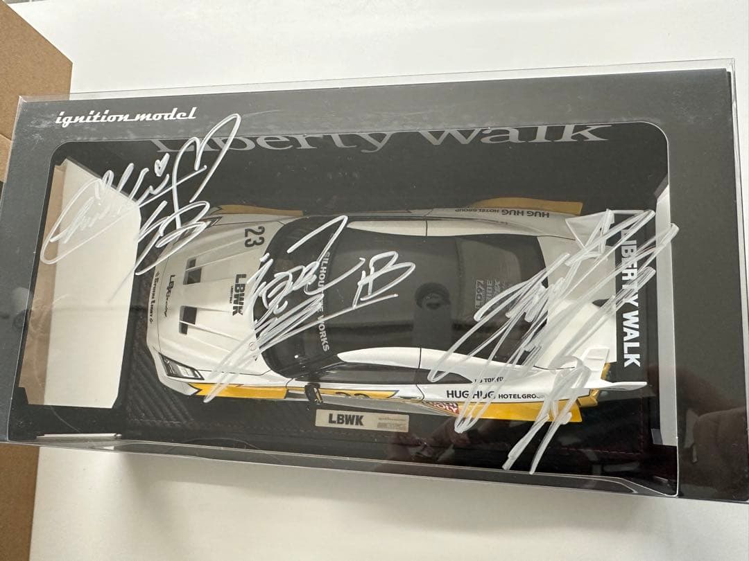 イグニッションモデル1/18 リバティーウォークR35エンジン付き