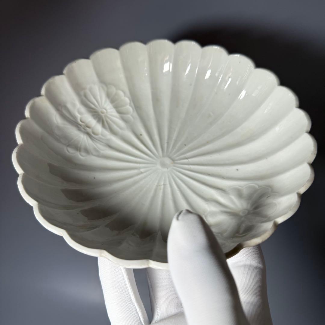 江戸中期　白磁菊花形膾皿　陽刻菊花文様　粉挽　古陶を楽しむ　17cm　大きめ