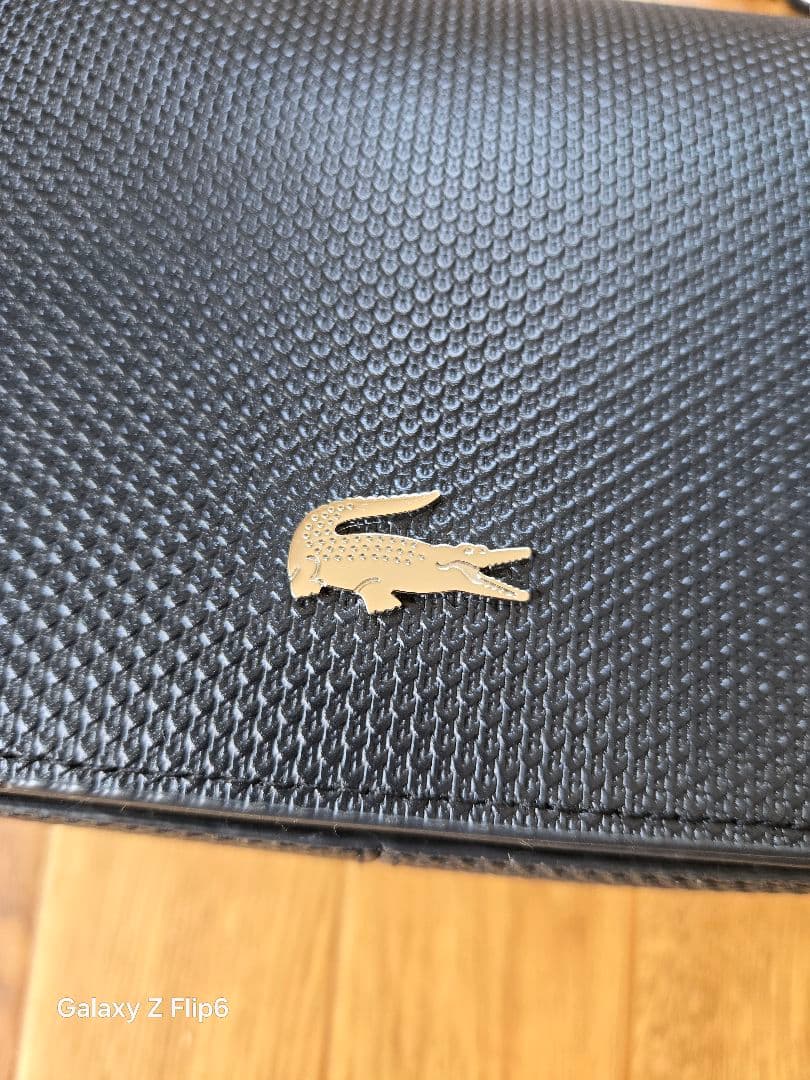 ラコステ　鹿の子地エンボスレザーフラップバッグ