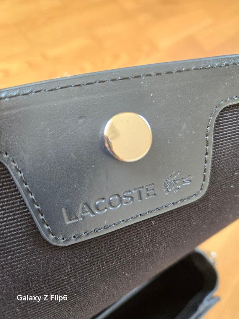 ラコステ　鹿の子地エンボスレザーフラップバッグ