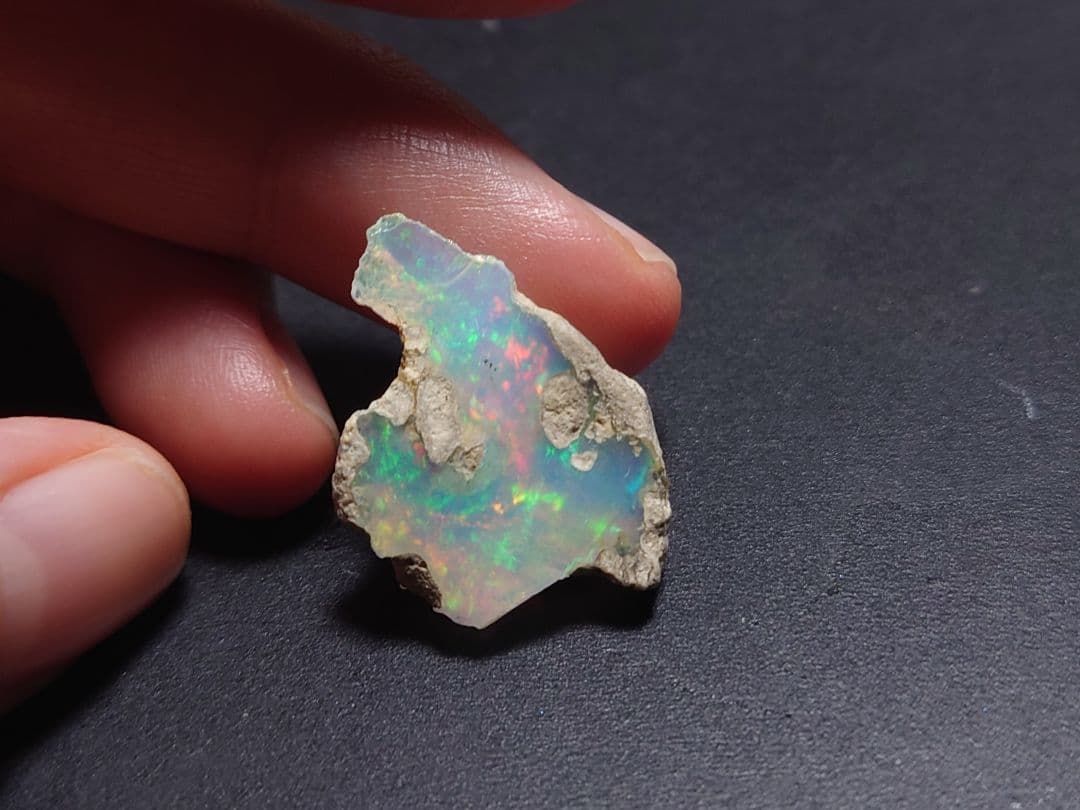 エチオピアウェロ産オパール　原石　鉱物標本　ジュエリーグレード　虹