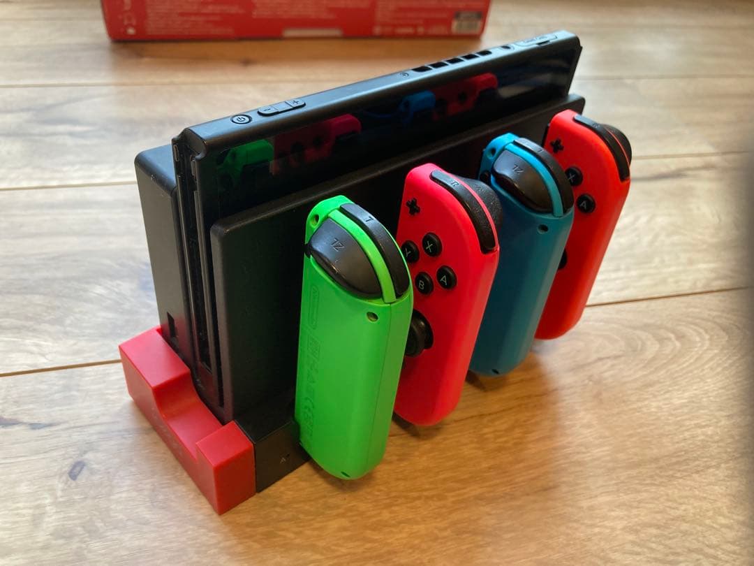 Nintendo Switch 本体＋ジョイコン4つ＋充電スタンド付き