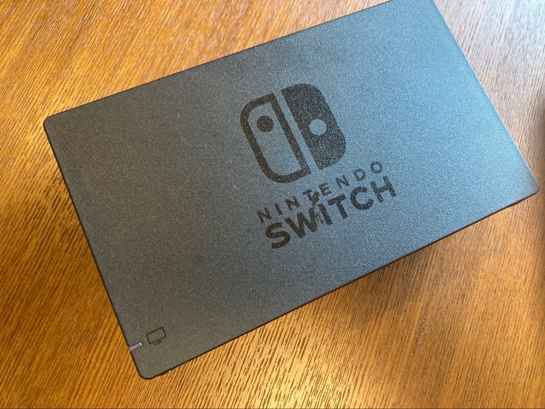 Nintendo Switch 本体＋ジョイコン4つ＋充電スタンド付き