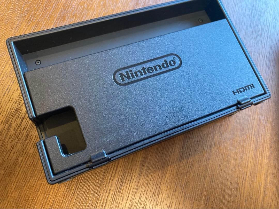 Nintendo Switch 本体＋ジョイコン4つ＋充電スタンド付き