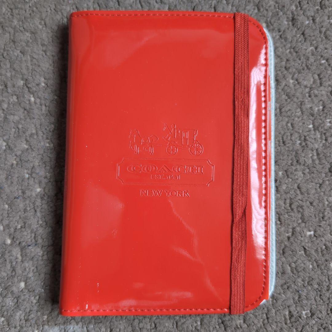 コーチ（COACH）のエナメル素材のマルチケース