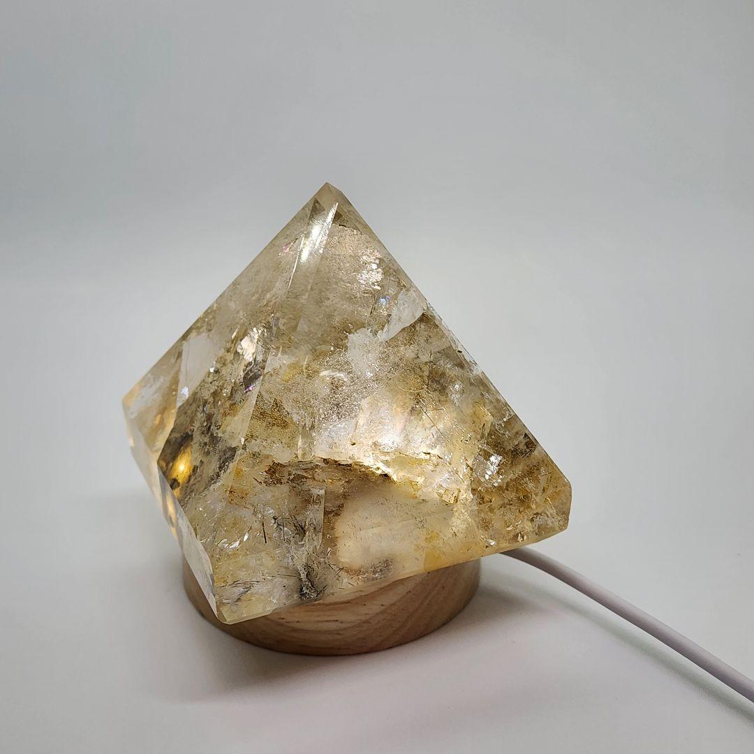 ガーデン水晶の珍しいピラミッド型置物