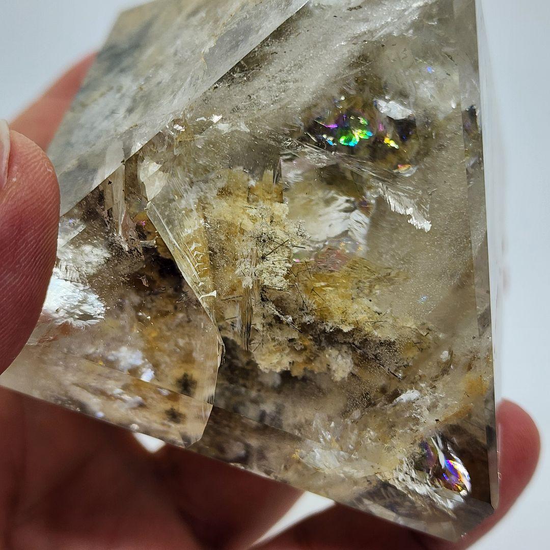 ガーデン水晶の珍しいピラミッド型置物