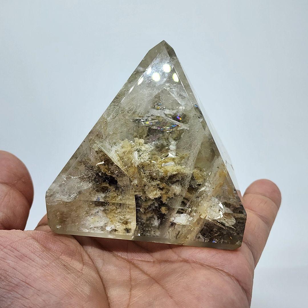 ガーデン水晶の珍しいピラミッド型置物