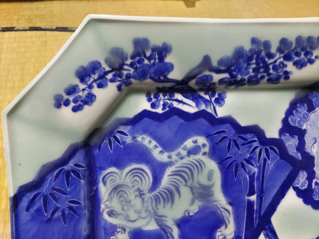 伊万里　青磁　龍虎図　隅切り　四方　大皿（39×33cm）