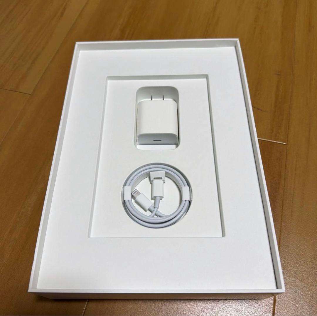 iPad第9世代　64GB Wifiモデル　ガラスカバー付き