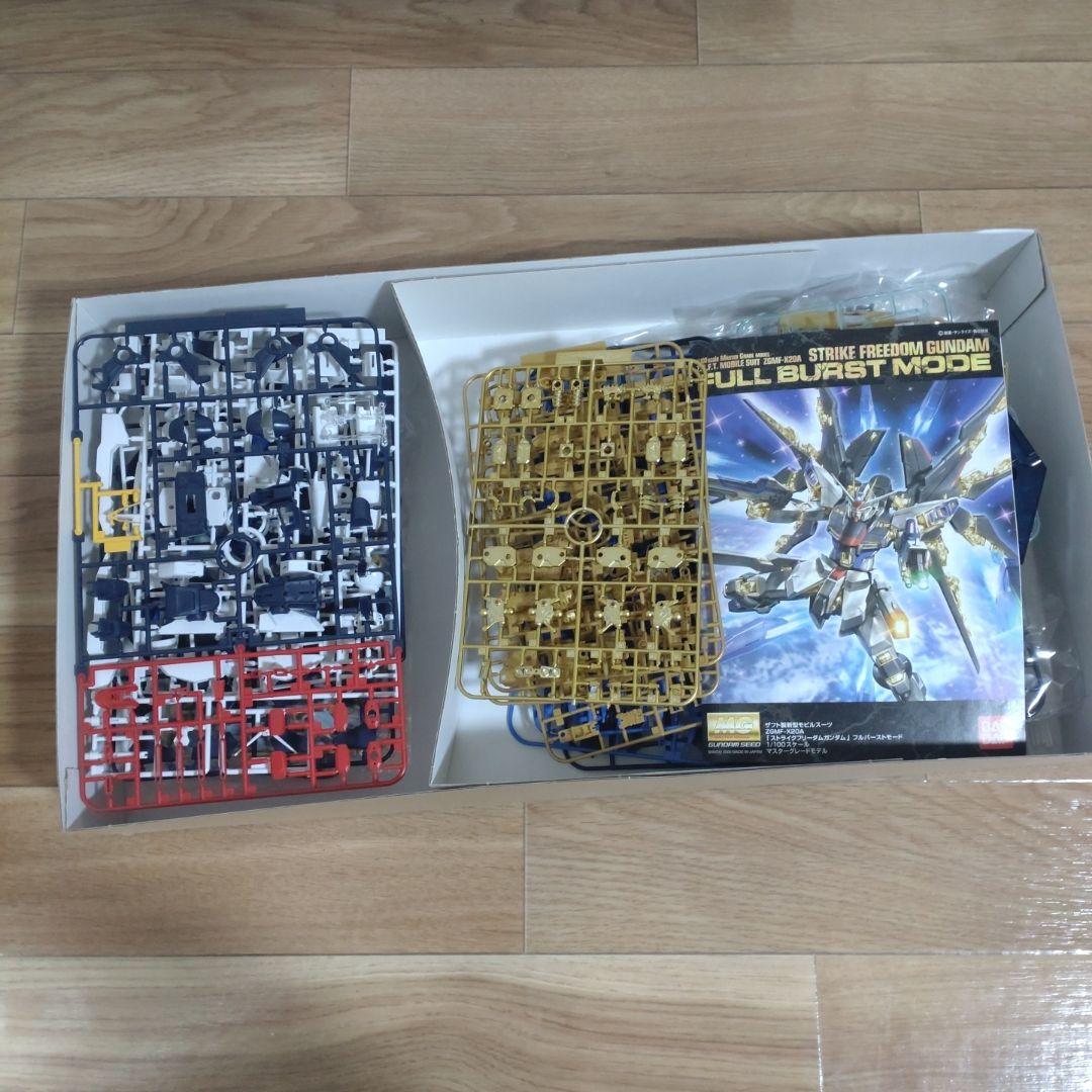 ストライクガンダム フルバーストモード 1/100 バンダイ