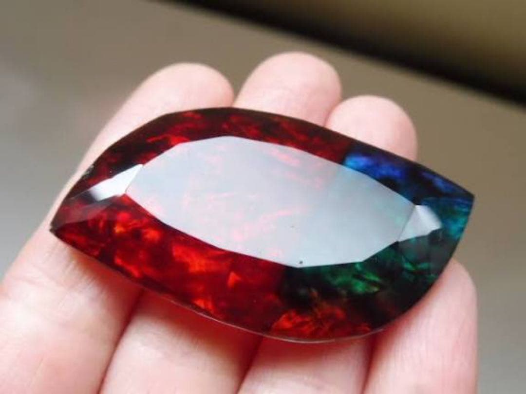 焔虹の奇跡 アンモライト　63.70ct 鑑定書付き