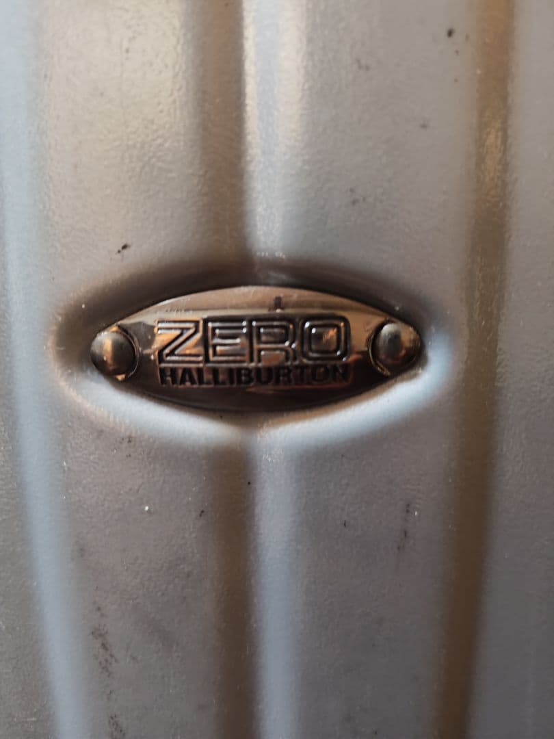 ZERO HALLIBURTON シルバーキャリーケース