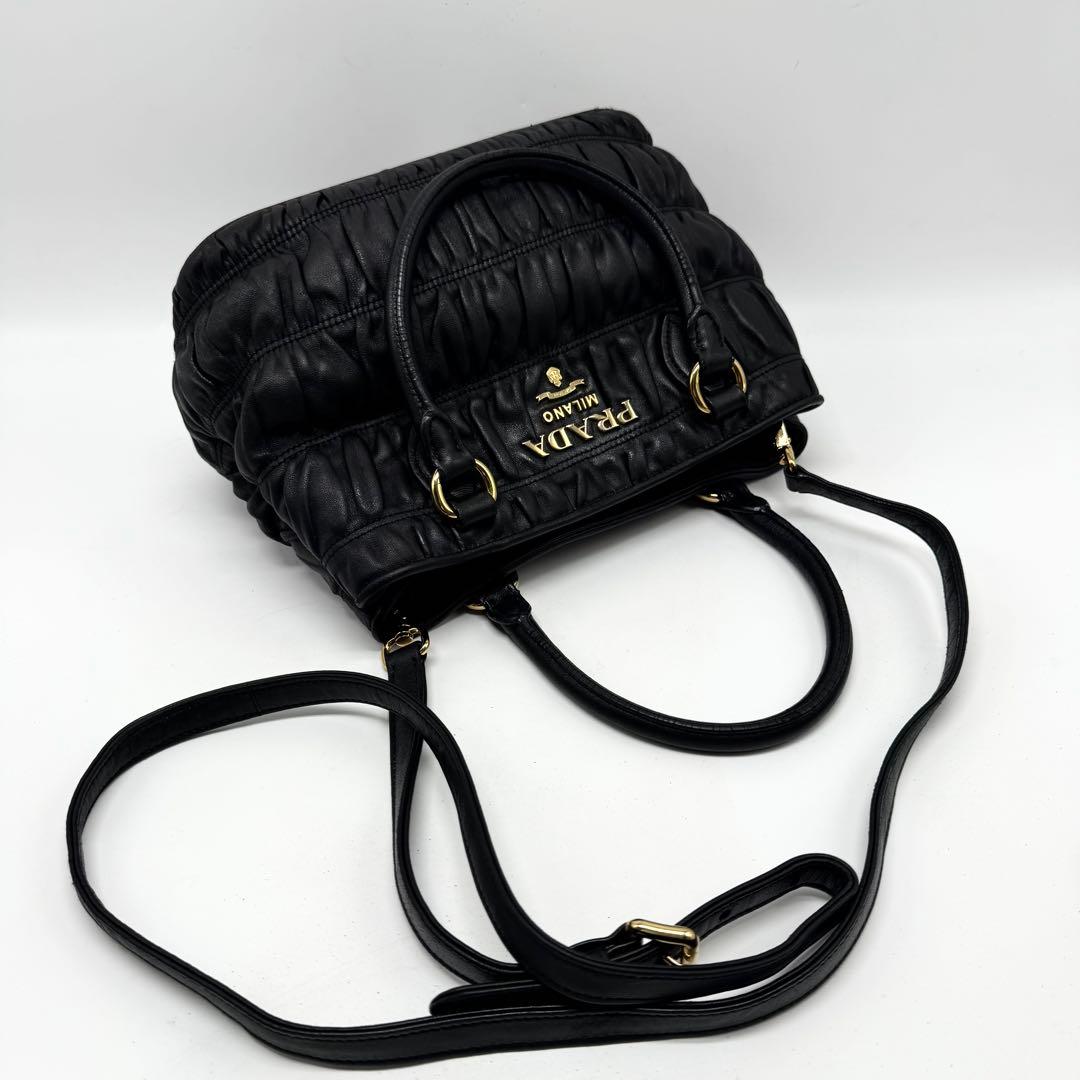 【近年型・美品】プラダ プリーツ ギャザー ナッパレザー 2way ハンドバッグ