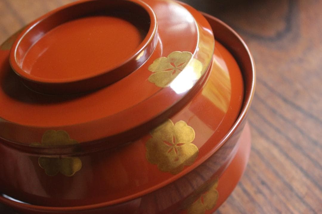 デッドストック！深みある朱漆に優美な梅蒔絵の映えるお椀2点（検輪島塗京塗雑煮椀