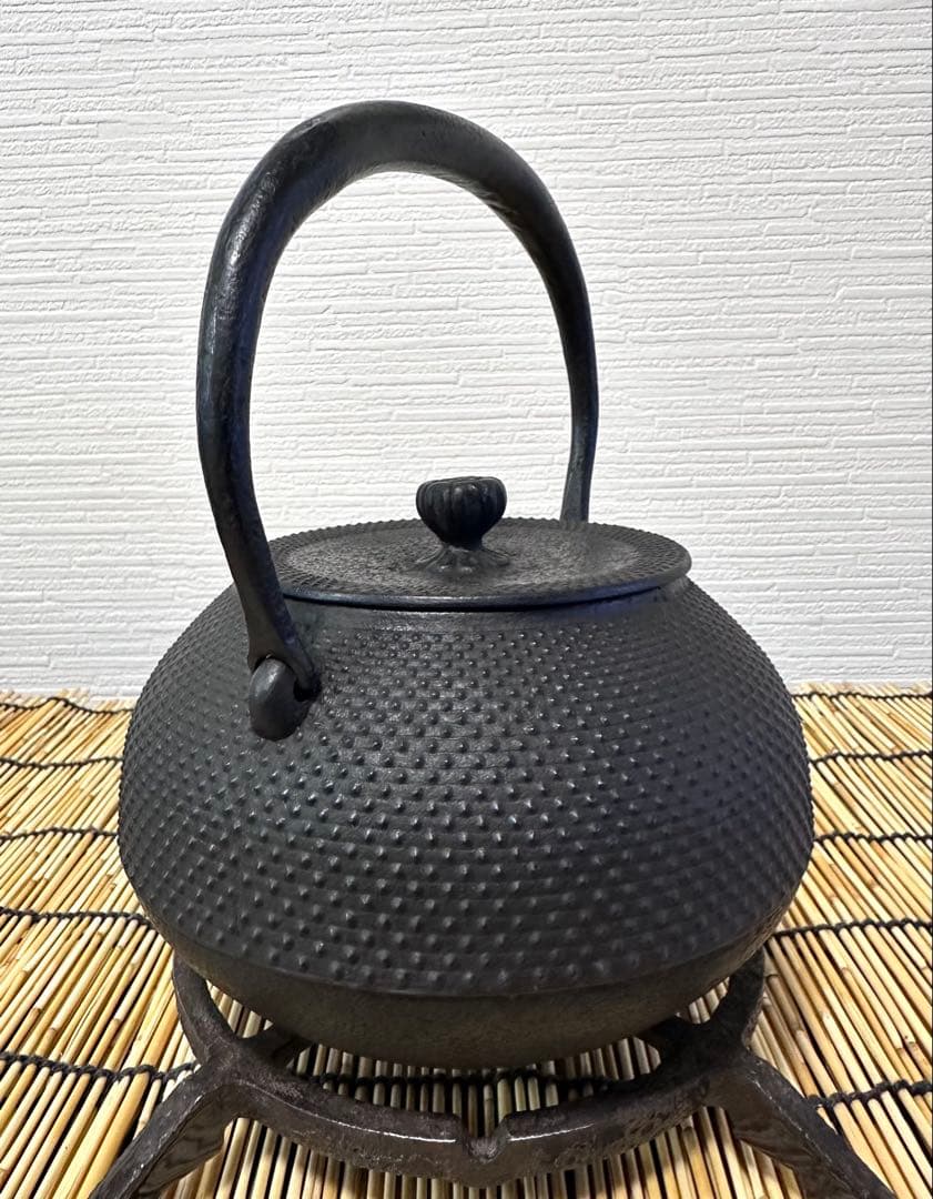 未使用品　南部虎山工房造　１０型アラレ　南部鉄瓶　南部鉄器　鉄瓶