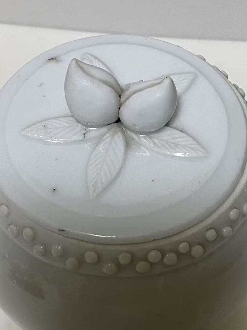 中国美術 德化窯 白磁寿桃鈕雙獅耳鼓釘茶叶罐 蓋物 陶器 清代古玩 唐物 骨董品