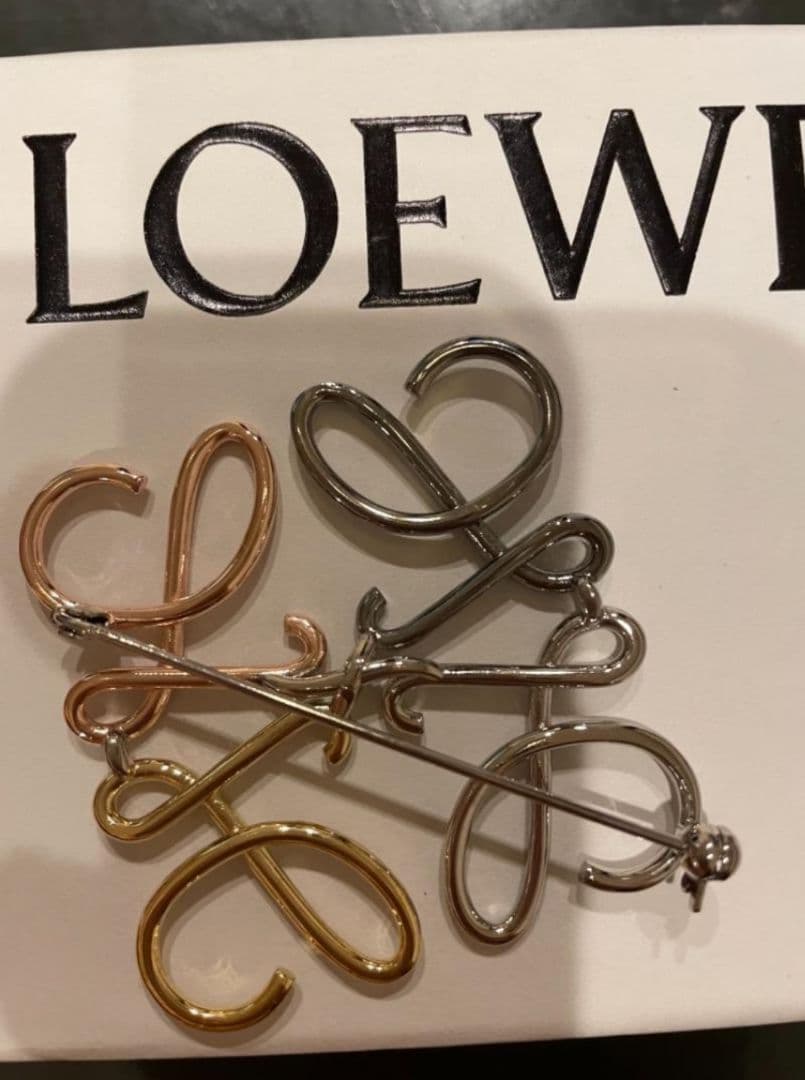 【正規品、マルチカラー　メルカリ最安値】ロエベ ブローチ　アナグラム