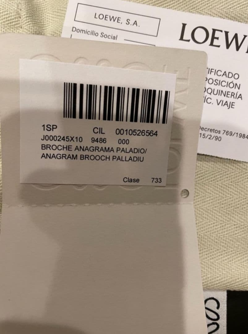 【正規品、マルチカラー　メルカリ最安値】ロエベ ブローチ　アナグラム