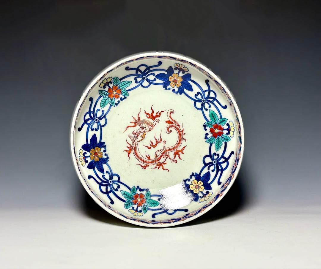 「柿右衛門」団龍唐花文独楽形皿