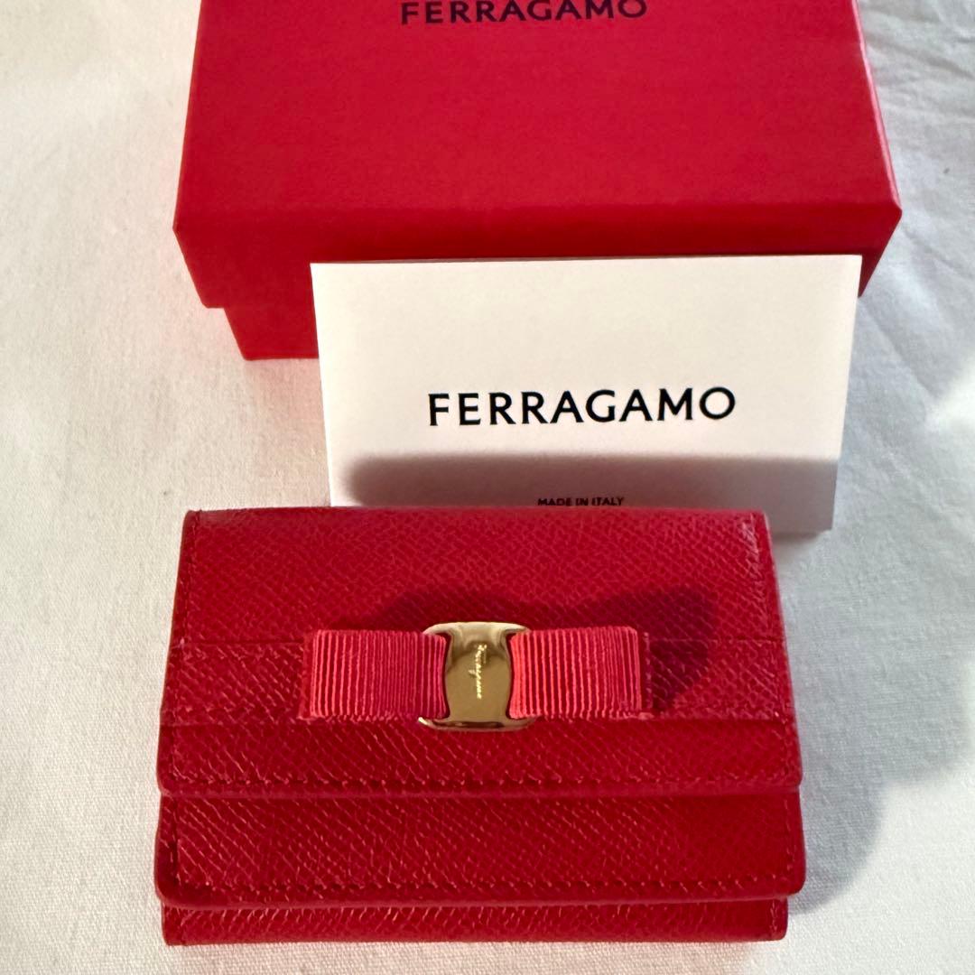 新品 未使用 フェラガモ レザー三つ折り財布 レッド リボン
