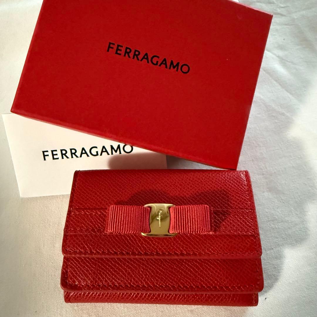 新品 未使用 フェラガモ レザー三つ折り財布 レッド リボン