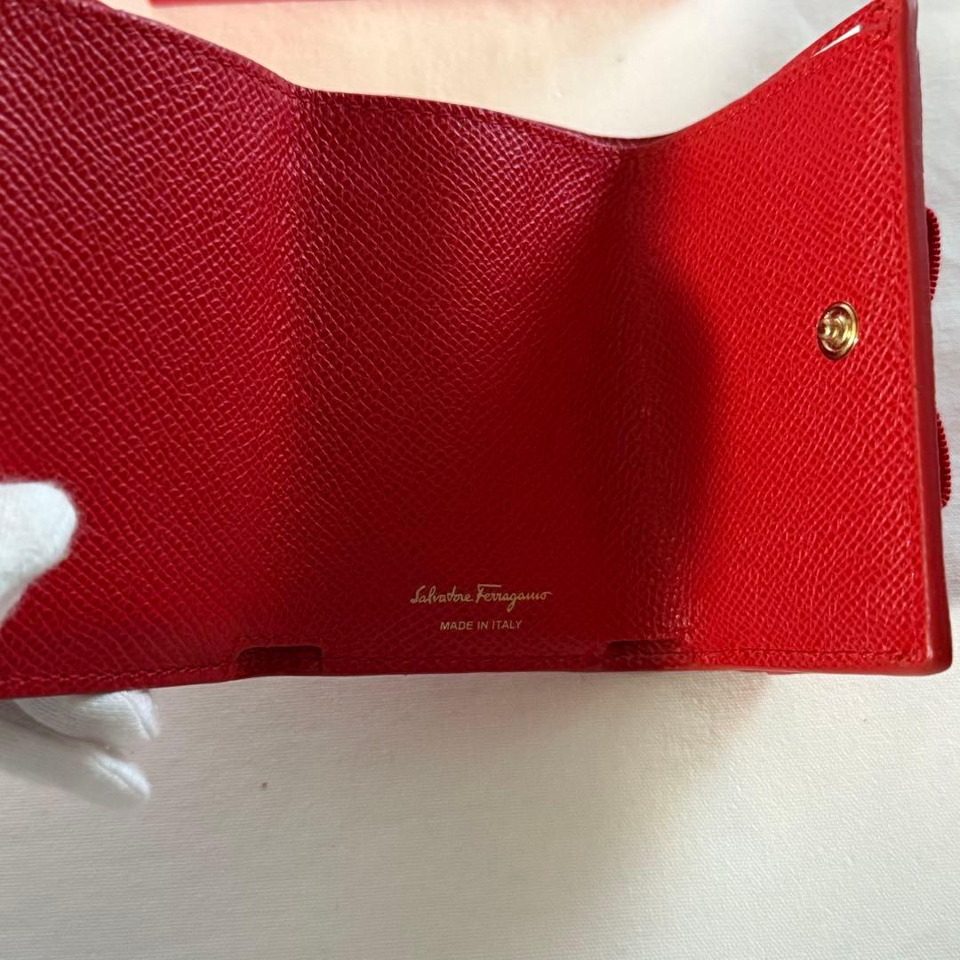 新品 未使用 フェラガモ レザー三つ折り財布 レッド リボン