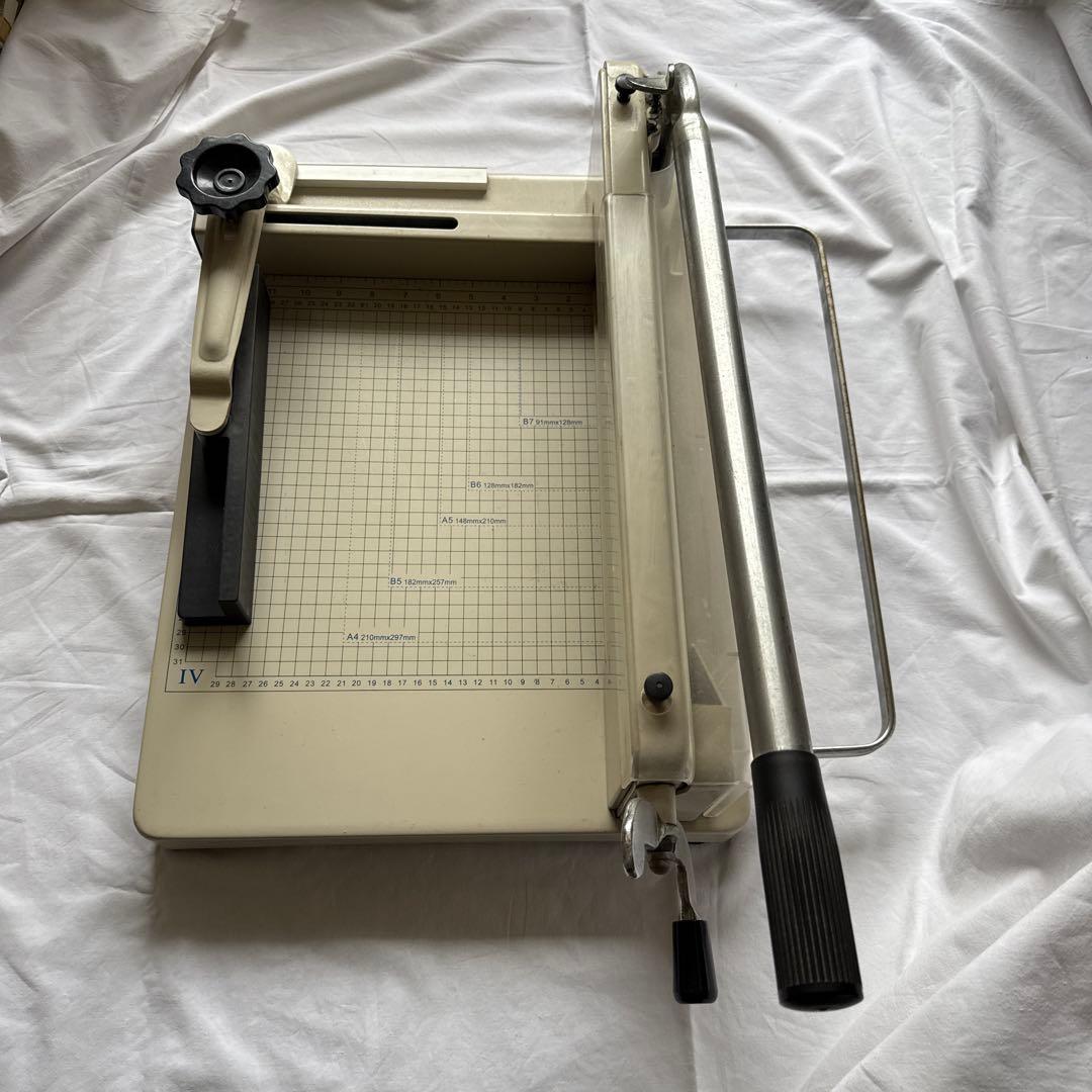 A4対応 手動式裁断機 グリッド付き