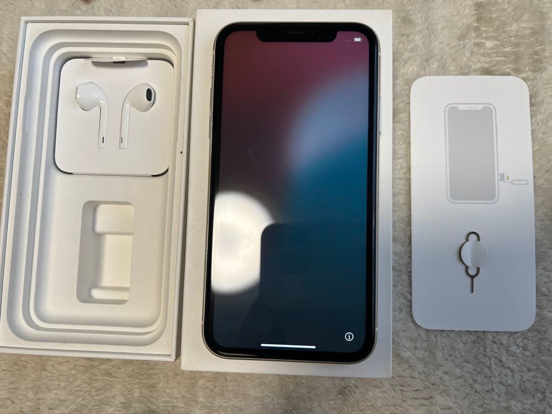 iPhone11 ホワイト 64G 本体　SIMフリー　イヤフォン付き