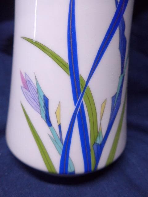 美品　菊の御紋のある有田焼のモダンな花瓶です。　弥左衛門窯