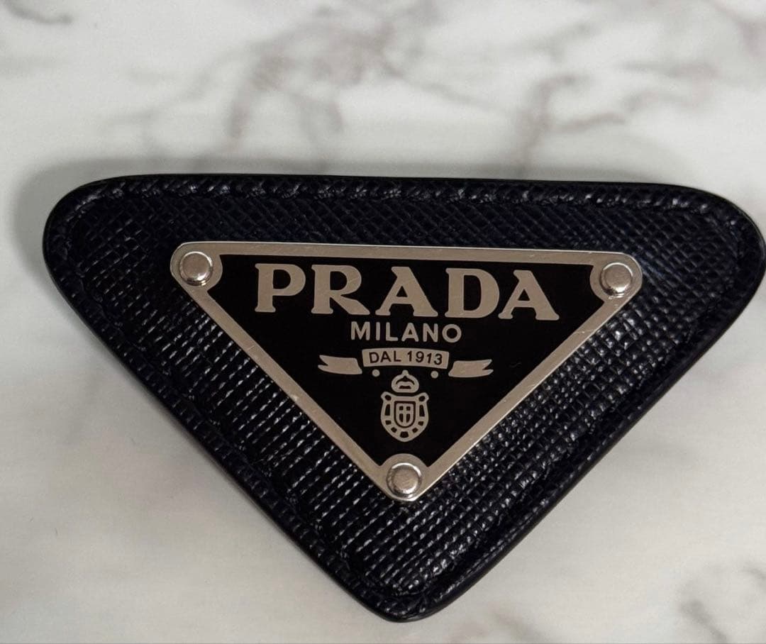 PRADA プラダ トライアングルロゴ ブローチ