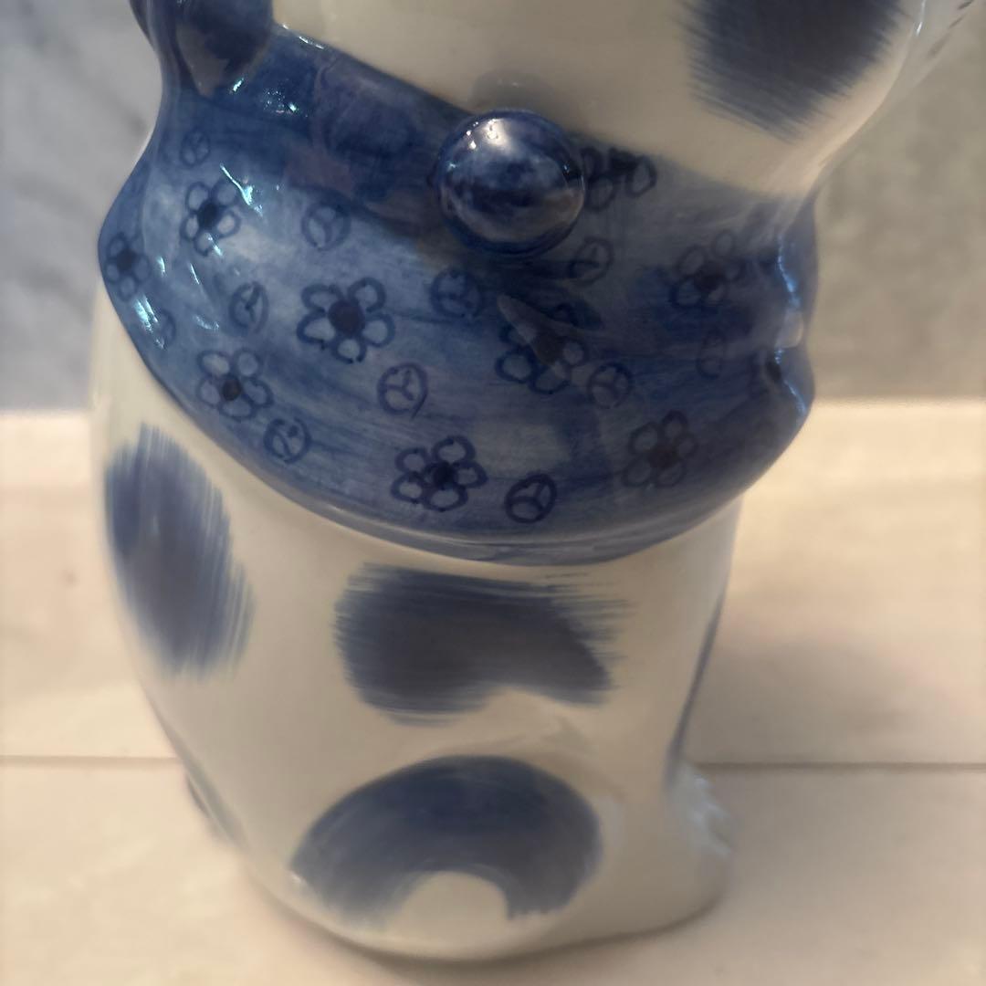 九谷焼アンティーク　妖艶な瞳やまつ毛、体の模様が芸術的で可愛い花柄前掛けの招き猫