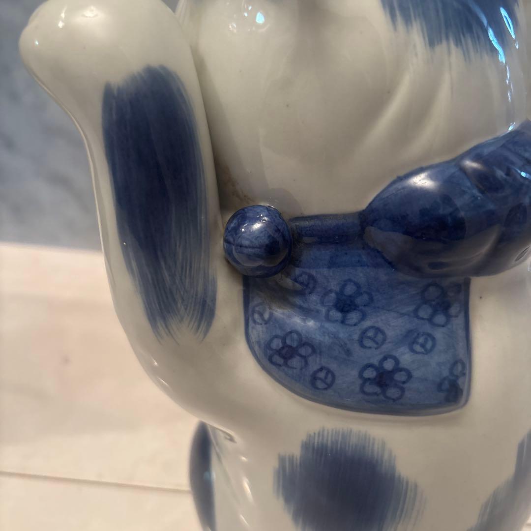 九谷焼アンティーク　妖艶な瞳やまつ毛、体の模様が芸術的で可愛い花柄前掛けの招き猫