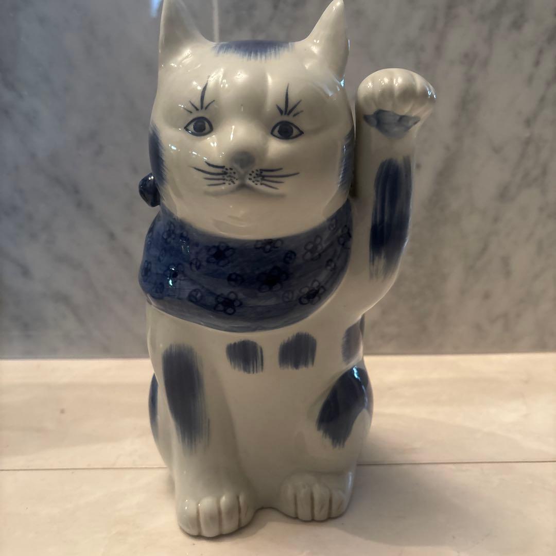 九谷焼アンティーク　妖艶な瞳やまつ毛、体の模様が芸術的で可愛い花柄前掛けの招き猫