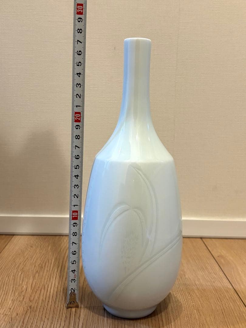 【井上萬二】白磁の伝統　日本の名窯　人間国宝　井上萬二　染彫麦文　小花瓶