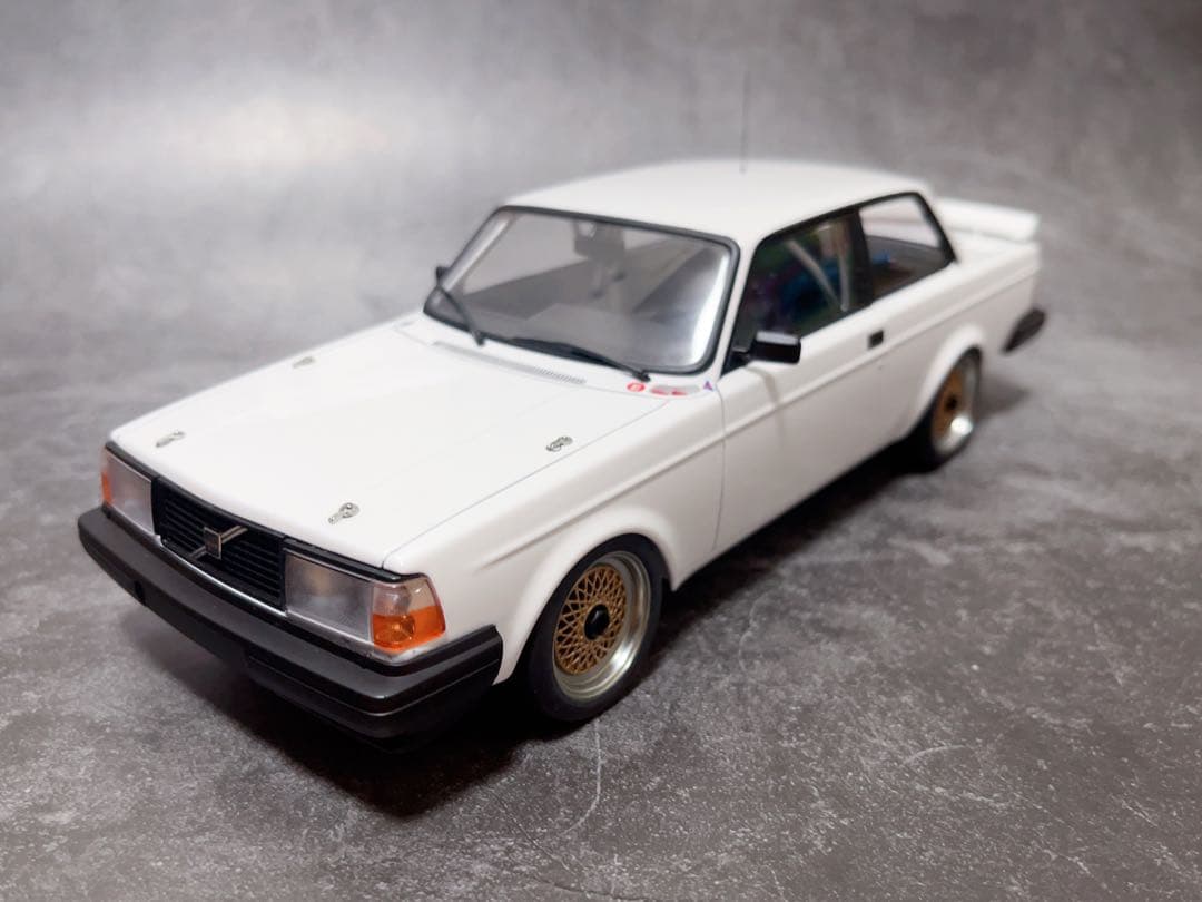 AUTOart Volvo (ボルボ) 240 Turbo 1/18 ミニカー