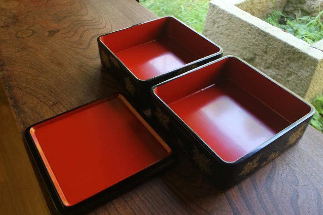 デッドストック！端正な内朱黒漆に優美なシノブ沈金の映える輪島塗二段重重箱お重