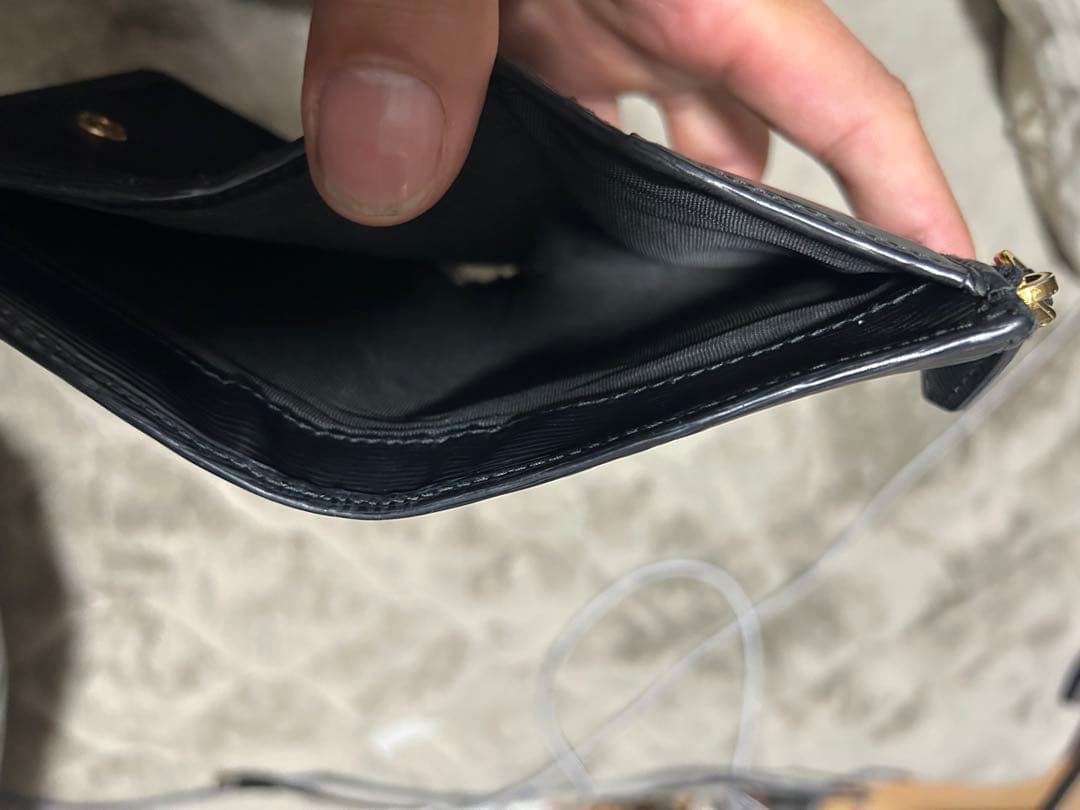 PRADA ブラック 二つ折り財布　エピ