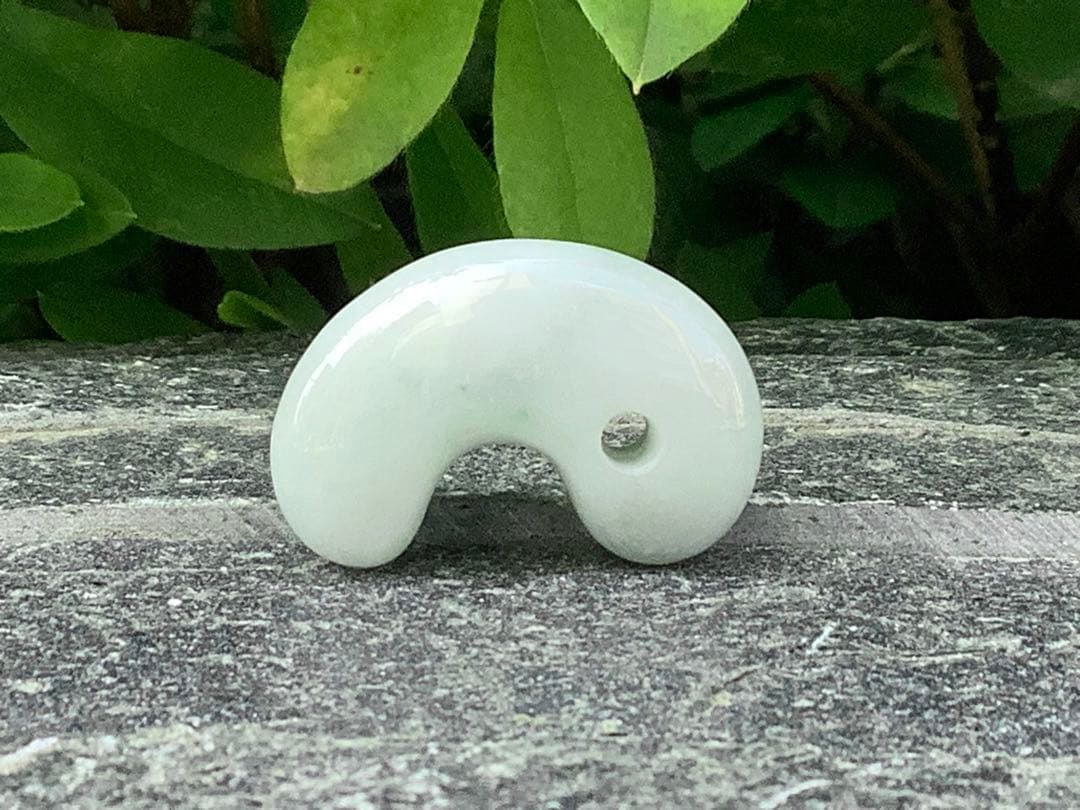 ✳綺麗な御守りです‼️　糸魚川翡翠勾玉　一生物の本物をお持ちください　鑑別書付本物