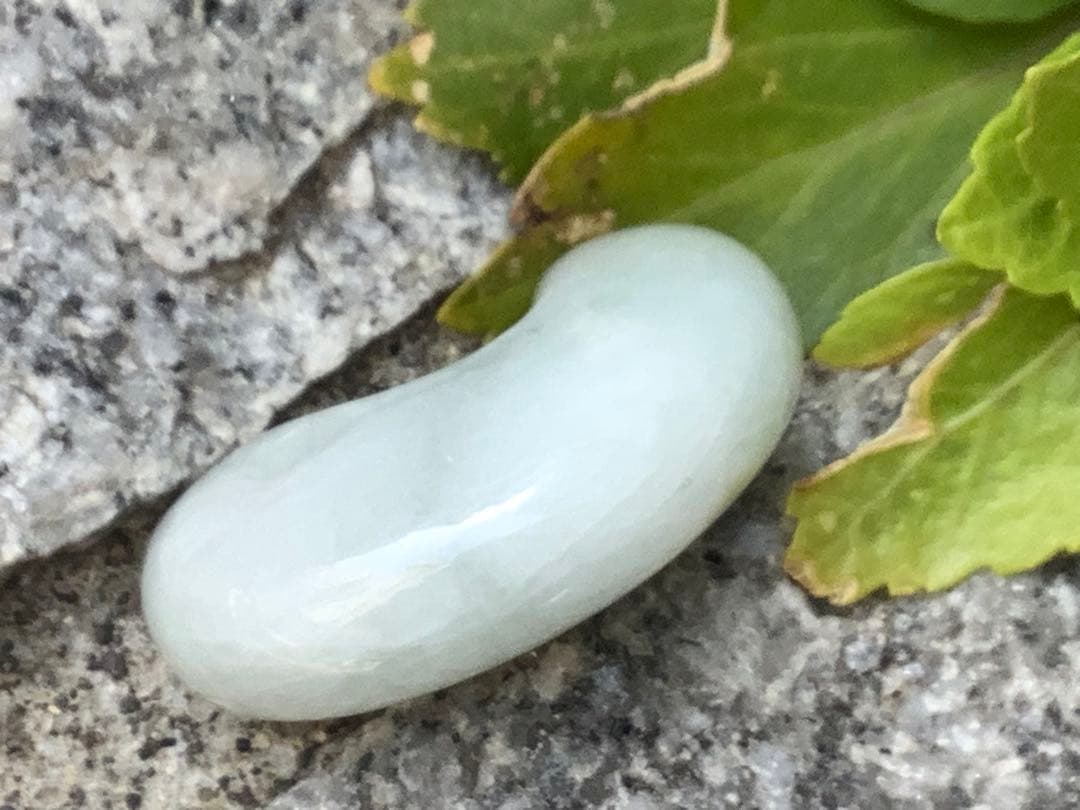 ✳綺麗な御守りです‼️　糸魚川翡翠勾玉　一生物の本物をお持ちください　鑑別書付本物