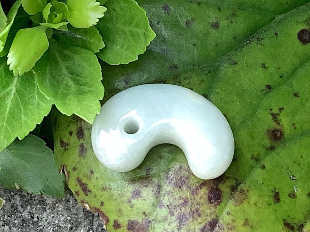 ✳綺麗な御守りです‼️　糸魚川翡翠勾玉　一生物の本物をお持ちください　鑑別書付本物