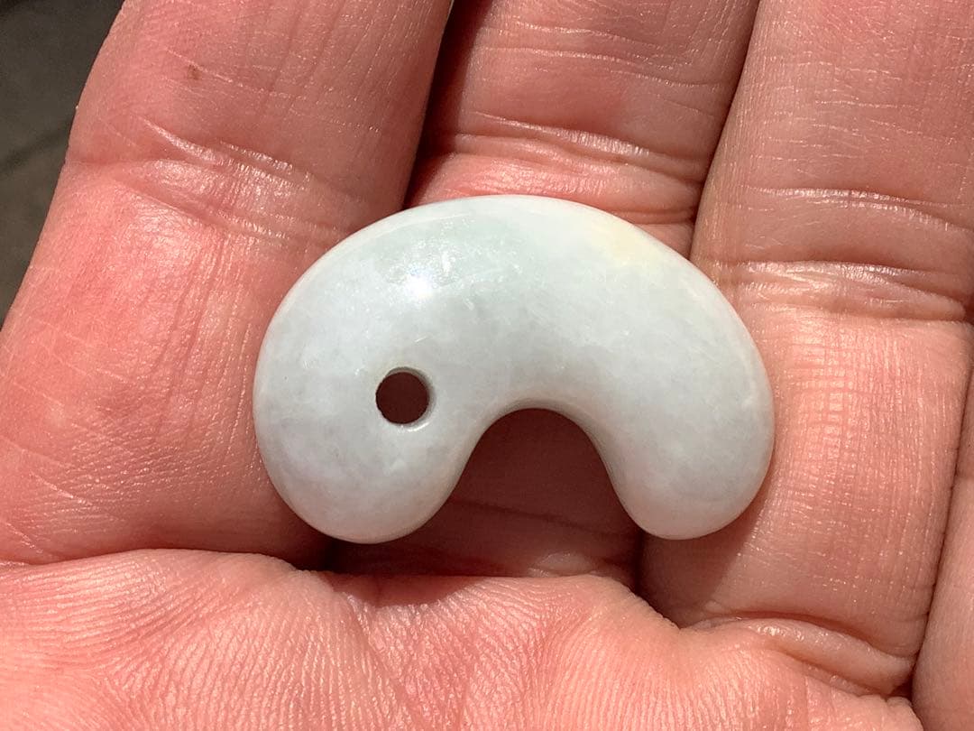 ✳綺麗な御守りです‼️　糸魚川翡翠勾玉　一生物の本物をお持ちください　鑑別書付本物