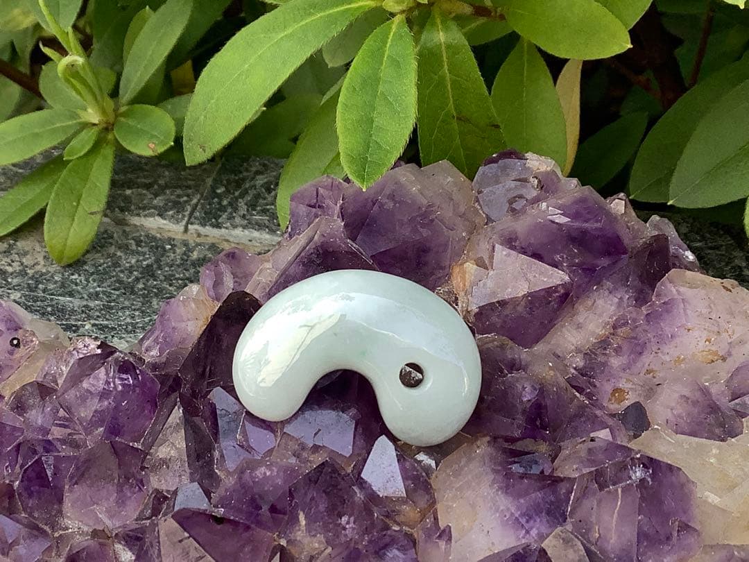 ✳綺麗な御守りです‼️　糸魚川翡翠勾玉　一生物の本物をお持ちください　鑑別書付本物