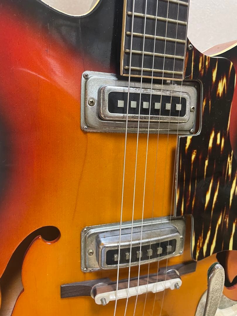 セミアコースティックギター